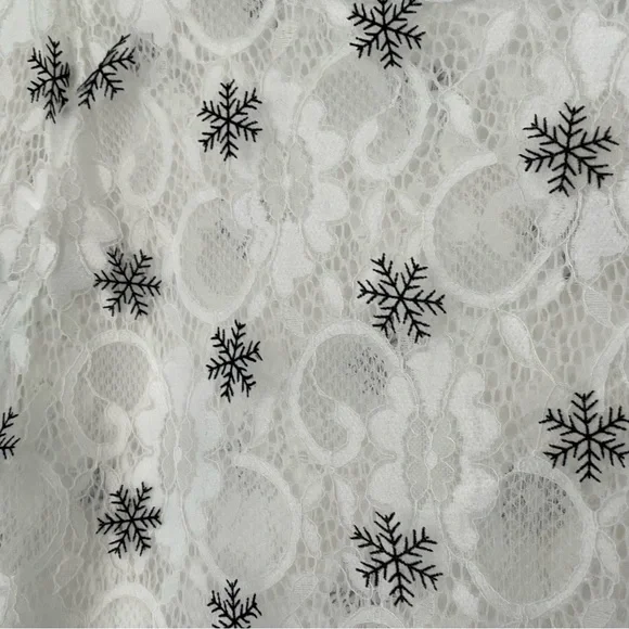 Snowflake and lace blouse - Picture 3 of 12